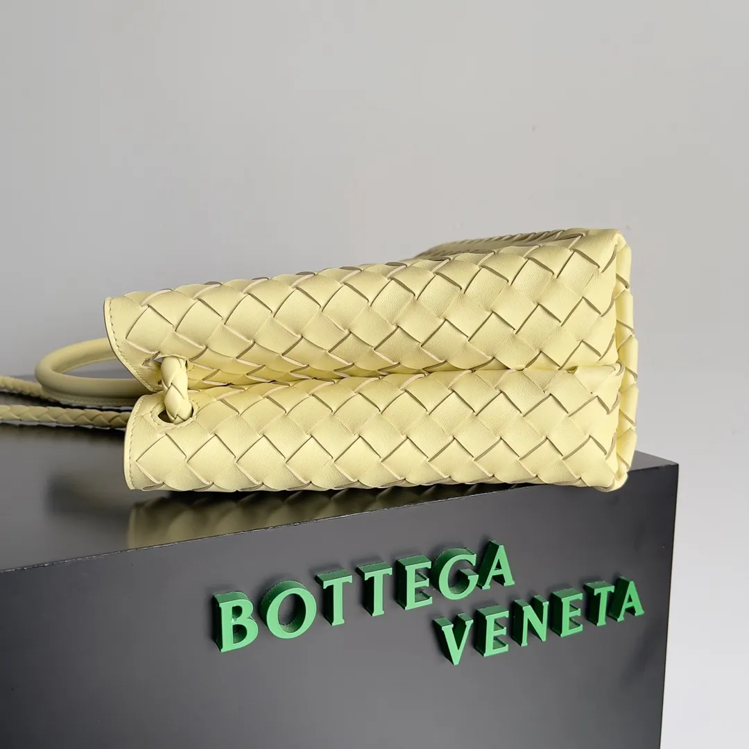 The 2023 new Andiamo batch of 2260 BV has been shipped‼ ️Really popular🔥The new Andiamo woven handbag launched by Bottega Veneta this season is really popular all over the world! ! Celebrities at home and abroad have worn it, and Oscar-winning actress Michelle Yeoh has taken it out on the street. Song Jia, Trai Yara, Yu Feihong, Sanji Ayaka, Rosie Hunting-Whiteley, Yoshioka Riho, etc. have all picked up this bag. It is classic and versatile, showing off its temperament, and the bag capacity is also large, which is very convenient for daily commuting! ! A variety of carrying methods, the shoulder straps can be adjusted by yourself, the original lambskin feels soft and delicate, and the unisex style breaks the gender boundaries and brings a more practical and long-lasting use experience. Andiamo, which has both elegant and casual styles, perfectly interprets the true appearance of "fashionable old money style". Style number: 743572 Size: 32*24*12